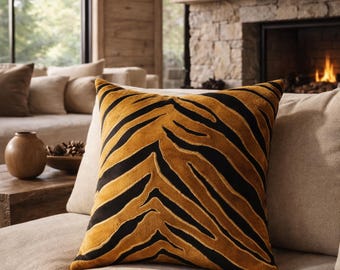 Goldener Samt-Kissenbezug mit Tigerstreifen - Schwarze Dschungel-Glam-Kissenapplikation und Stickerei - Maximalist-Safari-Dekor - Rückseite aus massivem Gold