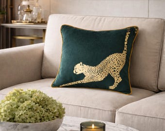 Foiled Cheetah Dekokissen, Tierkissenbezug, Modernes Wohndekor, Goldfolien-Muster auf dunkelgrünem Samt, Tierliebhaber, quadratisches Kissen