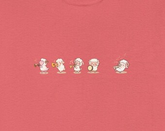 Peut inclure: Un t-shirt rose avec un motif de cinq moutons blancs jouant des instruments de musique. Les moutons jouent de la trompette, du tambour et du trombone. Le motif est de style cartoon.