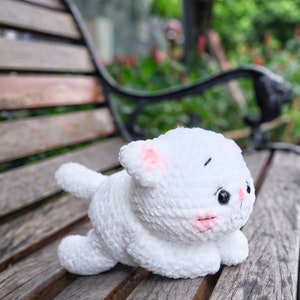 Schema per realizzare un gattino all'uncinetto, gatto amigurumi bianco in peluche, giocattolo da sdraiare adatto ai principianti (download in PDF in inglese)
