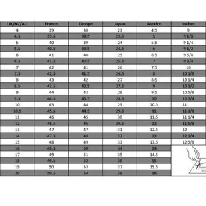 K&ouml;nnte beinhalten: Schuhgr&ouml;&szlig;entabelle mit Ma&szlig;en in Zentimetern und Zoll. Enth&auml;lt Gr&ouml;&szlig;en f&uuml;r Europa, Japan, Mexiko, USA/Kanada, Gro&szlig;britannien/Australien/Neuseeland und Frankreich. Mit Diagramm zur Fu&szlig;messung.