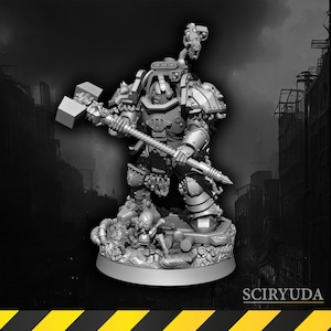 Könnte beinhalten: Eine graue, detaillierte Miniatur eines Space Marines, der einen großen Hammer schwingt. Die Miniatur steht auf einem Sockel mit einer strukturierten Oberfläche.