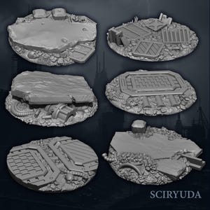 Peut inclure: Cinq bases rondes imprimées en 3D pour figurines miniatures, chacune avec un design différent présentant une variété de textures et de détails. Les bases sont en matériau gris et ont une surface rugueuse et texturée. Les bases sont conçues pour représenter un environnement urbain futuriste.