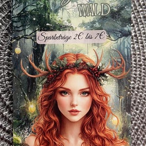Könnte beinhalten: Ein Fantasy-Kunstdruck mit einer Frau mit roten Haaren und einem Kranz aus Geweih und Beeren. Der Druck enthält die Wörter "Magie Wald" und "Sparbeträge 2€ bis 7€". Der Hintergrund zeigt eine Waldszene mit sanfter Beleuchtung.