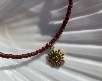 ZON of MAAN ketting voor vrouwen, handgemaakte kralenketting met rvs goud of zilveren zon en maan hanger, ketting met bedeltje voor vrouw