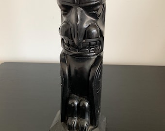 Harsgietwerk van argilliet Haida Raven Totem-beeldhouwwerk