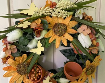 Corona de puerta de primavera amarilla y blanca. Pequeños llamativos, mariposas y lindas vasijas de barro. Idea de regalo, cumpleaños, corona, decoración del hogar.