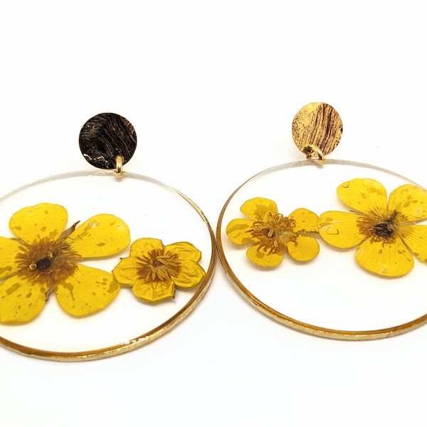 Boucles d'oreilles ronde résine et fleur jaune de bouton d'or , plaqué or 24k , fait en France