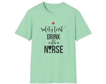 Rolig sjuksköterska som dricker t-shirt, sjukvårdskläder