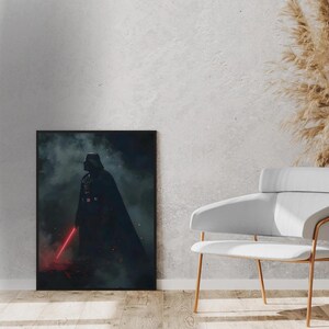 Op de afbeelding: Een zwart-witte illustratie van Darth Vader die in een donkere, rookige omgeving staat met een rood lichtzwaard. De illustratie is ingelijst en hangt aan een muur.