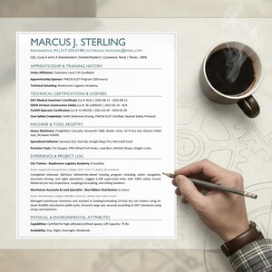Puede incluir: Un currículum vitae con el nombre de Marcus J. Sterling, una taza de café y una mano sosteniendo un lápiz. El currículum enumera calificaciones, certificaciones y experiencia en la industria del transporte por carretera, incluida la formación CDL y la experiencia en almacenes.