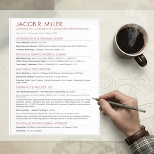 Op de afbeelding: Een cv voor Jacob R. Miller, met contactgegevens en details over stage, training en certificeringen. Een kop koffie en een potlood liggen op tafel. CNC-ervaring.
