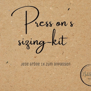 Könnte beinhalten: Press-on Nagel Größen-Set mit dem Text "Press on's sizing-kit" und "Jede Größe 1x zum anpassen".
