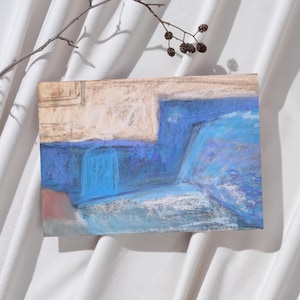 Cartão postal artístico de uma pintura em pastel suave com uma cidade azul, A6 (14,8 x 10,5 cm), cartão postal azul, cartão postal mediterrâneo
