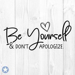Puede incluir: Tipografía en blanco y negro sobre un fondo de madera blanca con el texto "Be Yourself & Don't Apologize." Un pequeño corazón está dibujado sobre la palabra "Yourself".