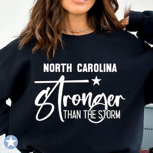 Carolina del Norte más fuerte que la tormenta - Blanco Svg, Carolina del Norte Svg, Más fuerte que la tormenta Svg, Huracán, Archivos cortados, Cricut, Svg, Png