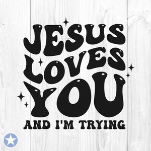 Może przedstawiać: Czarno-biały projekt graficzny z tekstem "Jesus Loves You and I'm Trying" w retro stylu czcionki.