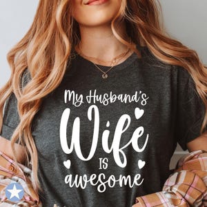 Die Frau meines Mannes ist fantastisch Svg, Ehefrau Svg, Ehe Sprüche Svg, Ehefrau Shirt Svg, Lustiges Svg, Ehefrau Cut Dateien, Cricut, Svg, Png