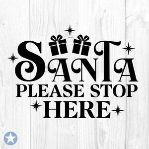 Op de afbeelding: Zwart-wit kerstafbeelding met de tekst "SANTA PLEASE STOP HERE" in een decoratief lettertype. De afbeelding bevat illustraties van twee cadeau dozen en sterren. Het ontwerp is geplaatst tegen een witte houtnerf achtergrond.