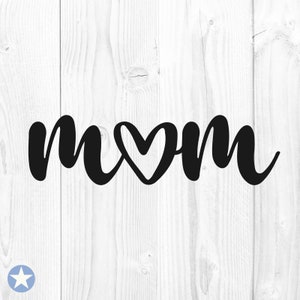 Puede incluir: Diseño gráfico en blanco y negro de la palabra "mom" con un corazón en el medio.