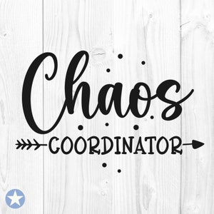 Może przedstawiać: Czarno-biały projekt graficzny z tekstem "Chaos Coordinator" i strzałką skierowaną w prawo.