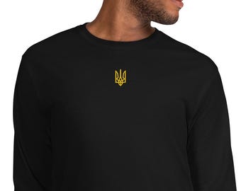 Könnte beinhalten: Schwarzes Langarm-T-Shirt mit einem goldenen gestickten ukrainischen Dreizack-Symbol.