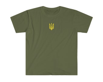 Könnte beinhalten: Ein grünes T-Shirt mit einem gestickten gelben ukrainischen Dreizack-Symbol.