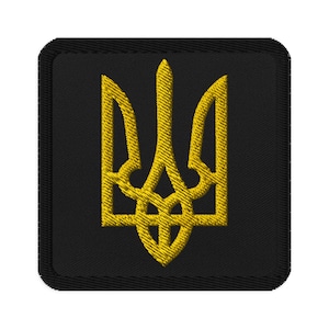 Może przedstawiać: Czarna naszywka haftowana ze złotym symbolem ukraińskiego trójzębu.