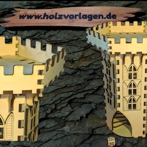 Puede incluir: Dos torres de castillo de madera cortadas con láser, con coronas almenadas y ventanas arqueadas. Una torre está de lado y la otra de pie. El sitio web www.holzvorlagen.de se muestra en un letrero de madera.