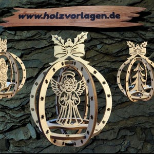 Könnte beinhalten: Lasergeschnittene Weihnachtsbaumkugeln aus Holz mit verschiedenen Designs, darunter ein Rentier, der Weihnachtsmann, ein Engel und ein Weihnachtsbaum. Die Ornamente haben eine dekorative Schleife. Die Website www.holzvorlagen.de ist auf einem Holzschild zu sehen.
