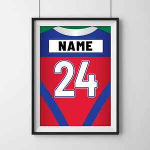 Puede incluir: Una impresi&oacute;n enmarcada de una camiseta deportiva roja, azul y verde con el n&uacute;mero 24 y la palabra "NAME" en ella.