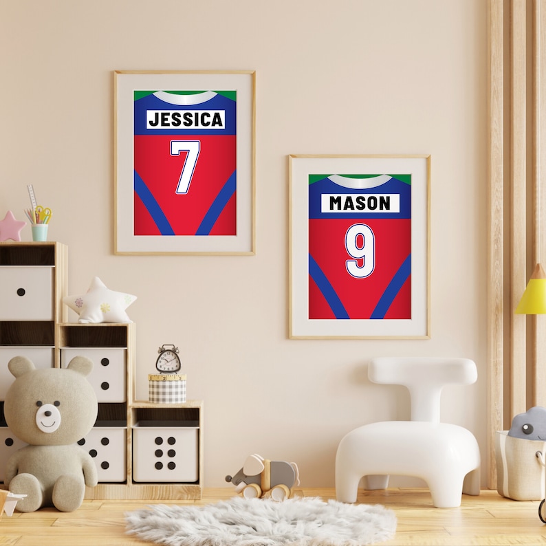 Puede incluir: Dos impresiones enmarcadas de camisetas deportivas rojas, azules y verdes con los nombres "Jessica 7" y "Mason 9" impresos en ellas.
