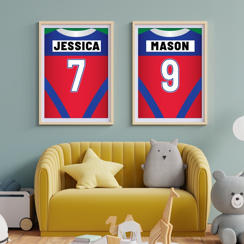 Puede incluir: Dos impresiones enmarcadas de camisetas deportivas rojas, azules y verdes con los nombres "Jessica" y "Mason" y los n&uacute;meros "7" y "9" en ellas.