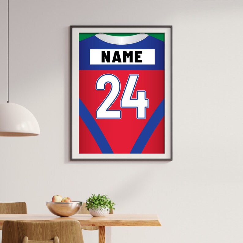Puede incluir: Una impresi&oacute;n enmarcada de una camiseta deportiva roja, azul y verde con el n&uacute;mero 24 y la palabra "NAME" en ella.
