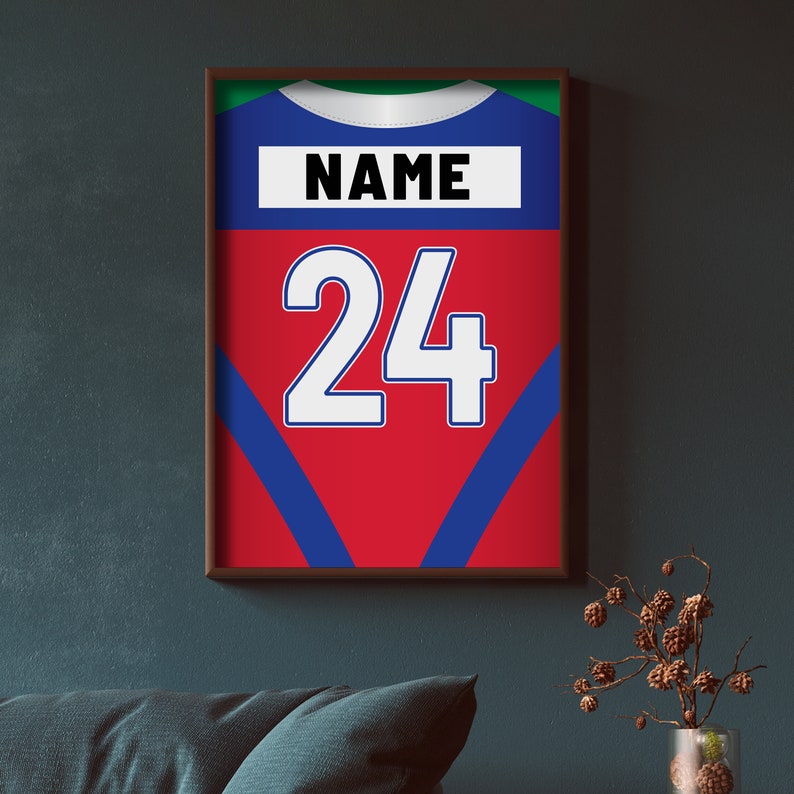 Puede incluir: Una impresi&oacute;n enmarcada de una camiseta roja, azul y blanca con el n&uacute;mero 24 y la palabra "NAME" en ella.