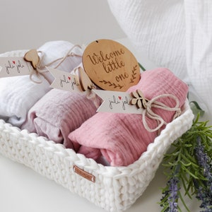 Gift Box for Newborn Girl, SET of 3 Fitted Sheets and Baby Welcome Tag in Crochet Basket, Moses Basket Sheets, Baby Shower Gift, Newborn Gift, Mom to be Gift, New Parents Gift, Newborn Gift Basket, Baby Bassinet Sheets Set, Baby Nursery Bedding Set