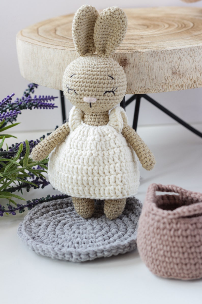 Gevuld speelgoed konijntje met kleding en accessoires, schattig mini beige cappuccino gehaakt konijntje, cadeau voor meisje, peuter meisje cadeau, baby cadeau idee afbeelding 9