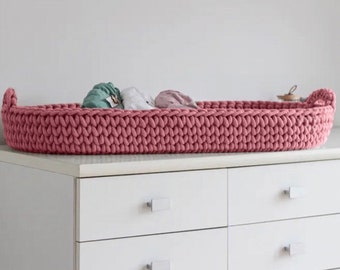 Panier à langer rose, matelas à langer, matelas à langer au crochet, cadeau nouveau parent, cadeau nouveau-né, déco chambre d'enfant bohème, chambre de bébé scandinave