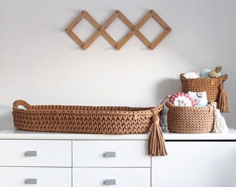 Panier à langer caramel, matelas à langer au crochet, matelas à langer, cadeau de baby shower, cadeau pour un nouveau parent, cadeau d'une future maman, décoration de chambre d'enfant