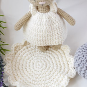 Gevuld speelgoed konijntje met kleding en accessoires, schattig mini beige cappuccino gehaakt konijntje, cadeau voor meisje, peuter meisje cadeau, baby cadeau idee afbeelding 6