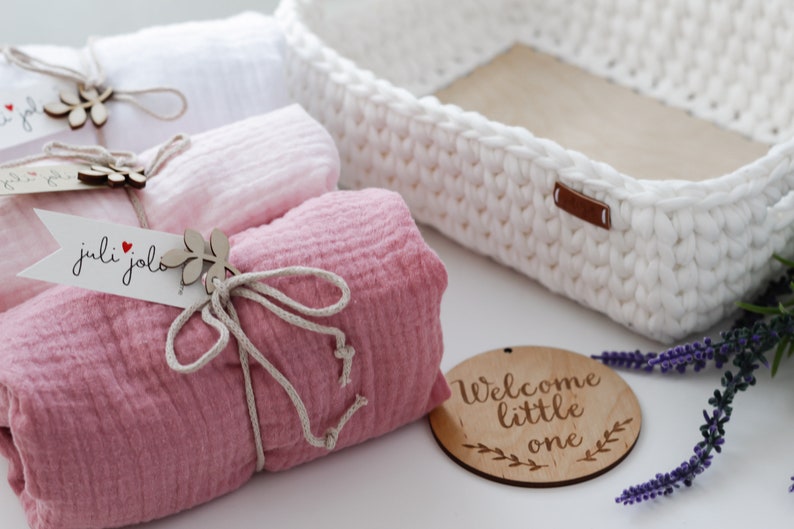Gift Box for Newborn Girl, SET of 3 Fitted Sheets and Baby Welcome Tag in Crochet Basket, Moses Basket Sheets, Baby Shower Gift, Newborn Gift, Mom to be Gift, New Parents Gift, Newborn Gift Basket, Baby Bassinet Sheets Set, Baby Nursery Bedding Set