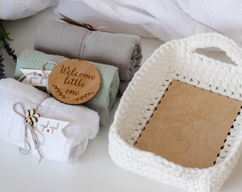 3 Muslin Fitted Sheets & Welcome Tag in Crocheted Basket, Baby Basket Oval Sheets, Baby Shower Gift, Newborn Gift, Boy's Nursery
