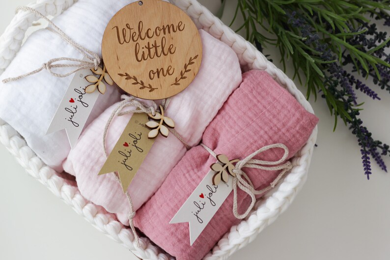 Gift Box for Newborn Girl, SET of 3 Fitted Sheets and Baby Welcome Tag in Crochet Basket, Moses Basket Sheets, Baby Shower Gift, Newborn Gift, Mom to be Gift, New Parents Gift, Newborn Gift Basket, Baby Bassinet Sheets Set, Baby Oval Crib Sheets