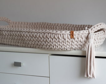 Panier à langer au crochet beige clair avec matelas, matelas à langer, table à langer, décoration neutre pour chambre de bébé, matelas à langer