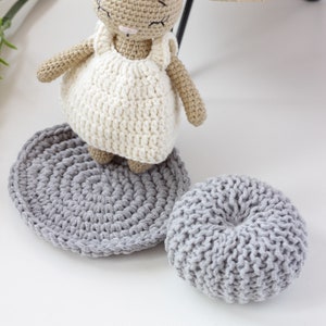 Gevuld speelgoed konijntje met kleding en accessoires, schattig mini beige cappuccino gehaakt konijntje, cadeau voor meisje, peuter meisje cadeau, baby cadeau idee afbeelding 7