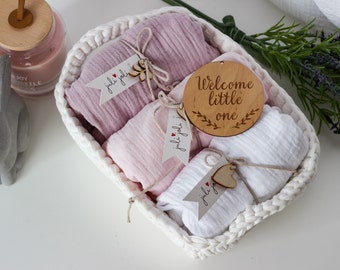 Coffret cadeau bébé fille de 3 draps-housses ovales avec étiquette de bienvenue dans un panier au crochet, décoration de chambre de bébé beige neutre, cadeau de baby shower, cadeau de nouveau-né