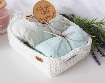 Panier cadeau pour nouveau-né - Lot de 3 draps-housses ovales en mousseline avec étiquette de faire-part dans un panier au crochet, draps couffins, cadeau de baby shower