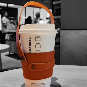 Handgefertigte Kaffeetassenhalter aus Leder - Tragen Sie Ihren heißen Kaffee in Stil und Komfort Wir versenden zwei Paare. eins für dich eins für deine Liebsten