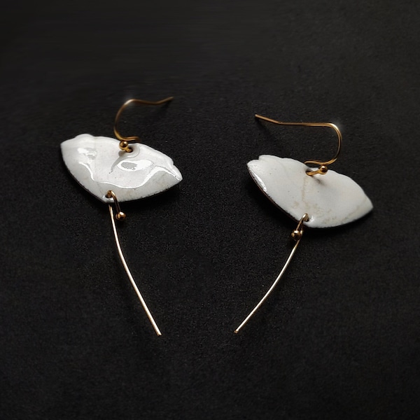 Earrings, Poppies in vitreous enamel, white with subtle details in Ivory, high quality, made at 800ºC. Handcrafted, light, exclusive PYR ®