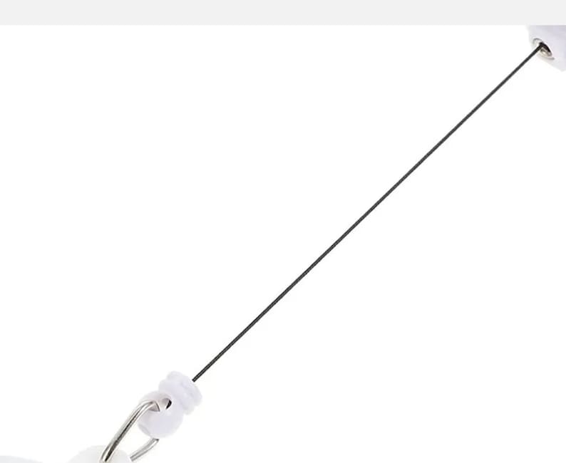 Peut inclure: Un porte-badge r&eacute;tractable blanc avec un cordon noir et un anneau m&eacute;tallique argent&eacute;.